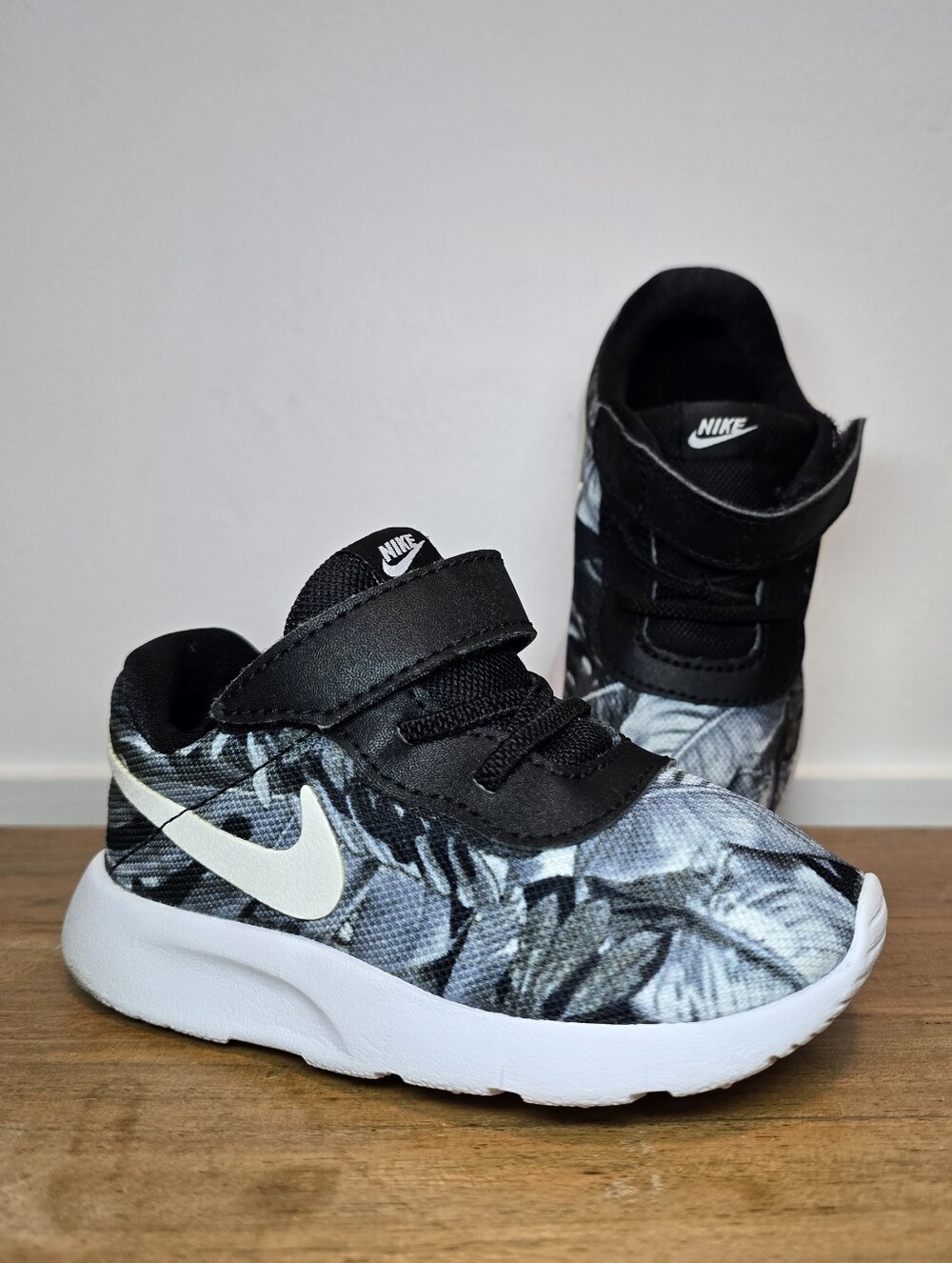 Nike Toddler/ Kids' Black & White Leaf Print Sneakers Soft Flexible 6C.